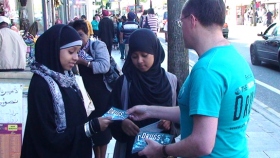 Uddeling af oplysninghæfter om stoffer på gaden, når både unge og voksne langs Londons hovedgader.